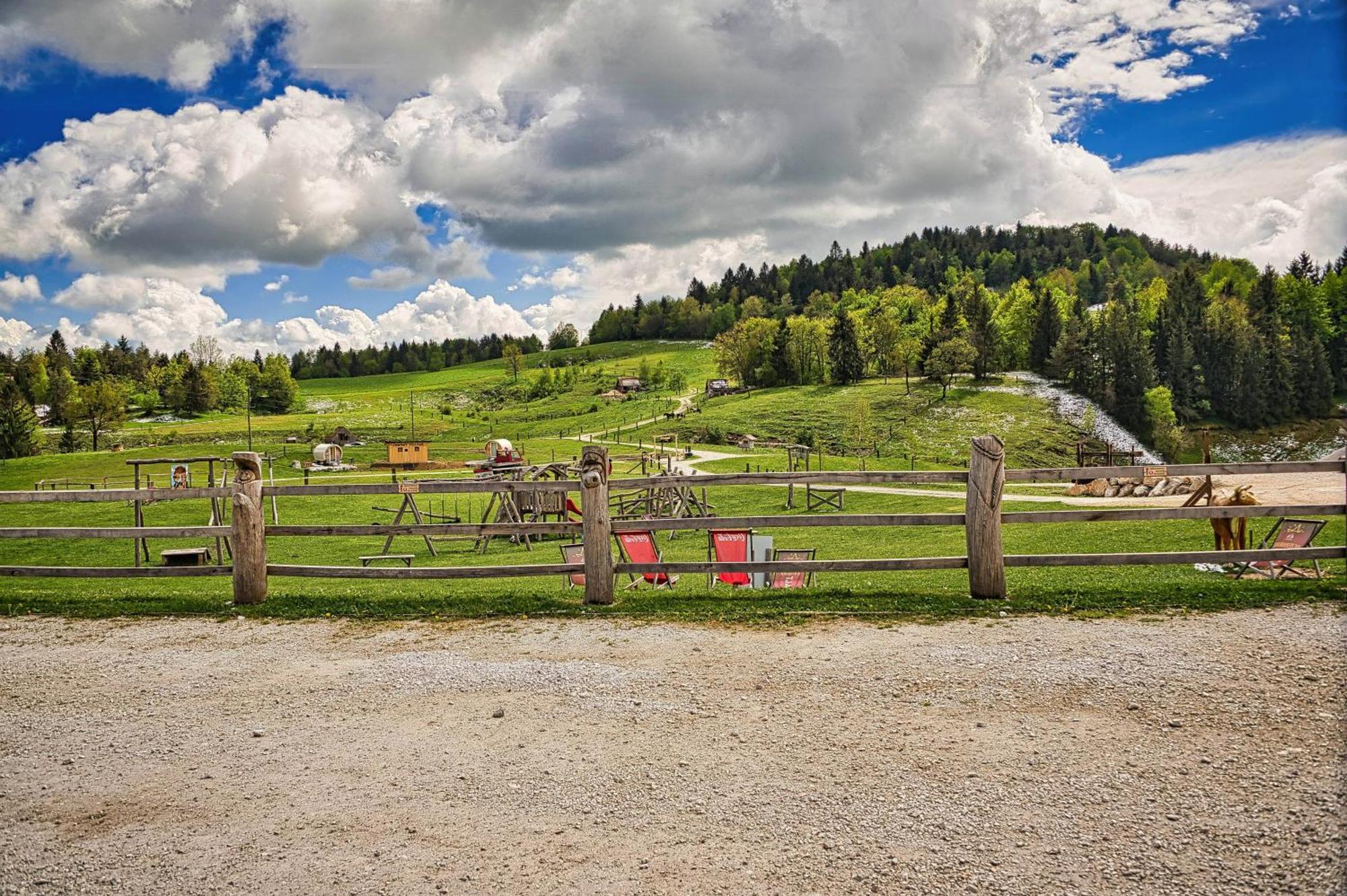 Cowboy'S Land Hotel Visnja Gora Eksteriør billede